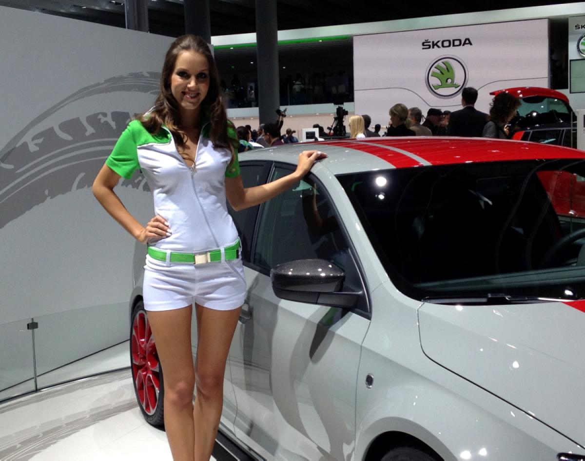 2014 Geneva Motor Show: Auto show girls sexiest moments 