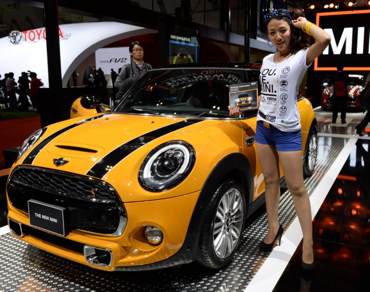 2014 Geneva Motor Show: Auto show girls sexiest moments 